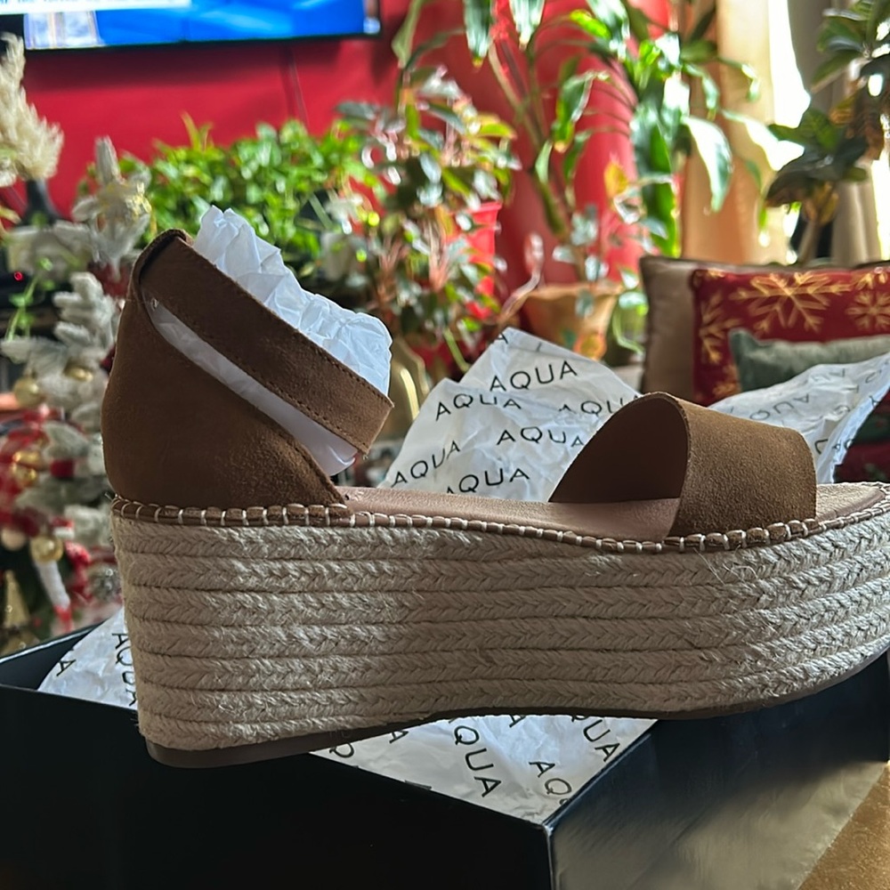 NWB.. Aqua Bloomingdale’s/Chestnut sandal